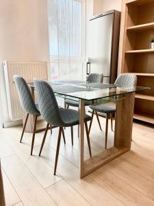 uma mesa de jantar com quatro cadeiras à volta em Warsaw Inside Apartments em Varsóvia