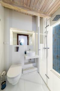 ミルフカにあるHotel Beskidのバスルーム(トイレ、洗面台、シャワー付)