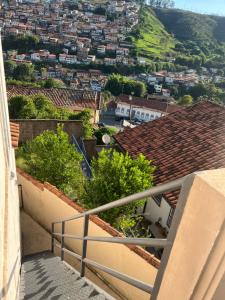 - un balcon offrant une vue sur la ville dans l'établissement Estadia das Gerais - Suíte 5, à Ouro Preto