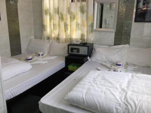 Un pat sau paturi într-o cameră la Skycity Hostel