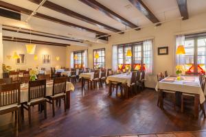 Reštaurácia alebo iné gastronomické zariadenie v ubytovaní Hotel Beskid