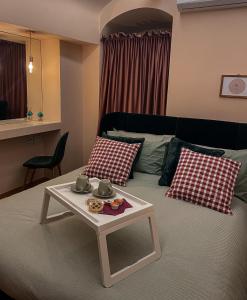 a room with a bed with a coffee table on it at Rose Apartment in Terlizzi