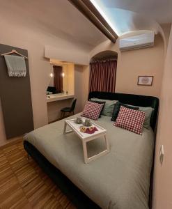 ein Schlafzimmer mit einem Bett und einem Tisch darauf in der Unterkunft Rose Apartment in Terlizzi
