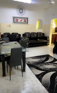 een woonkamer met een bank en een tafel bij Malindi luxury apartment. in Malindi