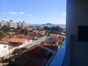 - Vistas a la ciudad desde un edificio con techos en Velutti Home Club - Conforto Lazer e Vista Pro Mar, en Penha
