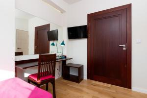 Televízia a/alebo spoločenská miestnosť v ubytovaní Hotel Beskid