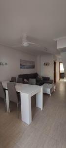 Una sala de estar con una mesa blanca y un sofá. en Villa Terreros, en San Juan de los Terreros 52 fotos más
