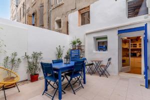 een blauwe tafel en stoelen op een patio bij Duplex 4 pers. centre avec cour privée ensoleillée in Marseille