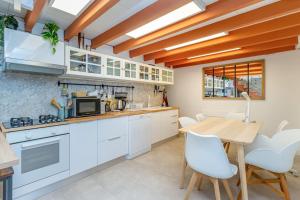 Kuchyňa alebo kuchynka v ubytovaní Duplex 4 pers. centre avec cour privée ensoleillée