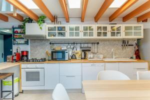 Kuchyňa alebo kuchynka v ubytovaní Duplex 4 pers. centre avec cour privée ensoleillée