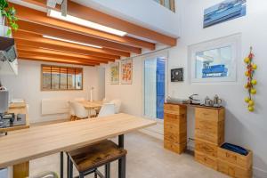 Kuchyňa alebo kuchynka v ubytovaní Duplex 4 pers. centre avec cour privée ensoleillée