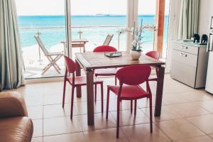 ein Küchentisch und Stühle mit Blick auf das Meer in der Unterkunft GRAND VIEW Luxury water front studio at Grand Case in Grand Case + 17 Fotos
