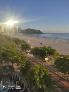 - une vue sur la plage, la ville et l'océan dans l'établissement APARTAMENTO COM VISTA PARA O MAR NA Av ATLANTICA EM BALNEARIO CAMBORIU, à Balneário Camboriú