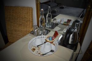 einen Tisch mit einem Tee-Set darüber in der Unterkunft Penzión Pri Kaštieli Záturčie in Martin