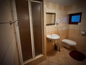 Kúpeľňa v ubytovaní Penzión Pri Kaštieli Záturčie + 19 fotografií
