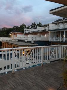 Svalir eða verönd á Moxons Beach Club