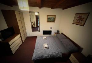Кровать или кровати в номере Penzión Pri Kaštieli Záturčie