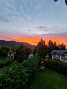 ein Blick auf einen Sonnenuntergang vom Hinterhof eines Hauses in der Unterkunft Melipal Schuss ARG41 in San Carlos de Bariloche + 12 Fotos