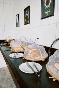 una encimera de cocina con platos y utensilios. en Pousada Ritec, en Linhares