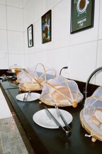 a kitchen counter with plates and utensils on it at Pousada Ritec in Linhares