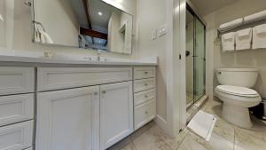 La salle de bains blanche est pourvue de toilettes et d'un lavabo. dans l'établissement Timberline Condominiums Two Bedroom Deluxe Unit D1D, à Snowmass Village