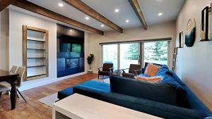 sala de estar con sofá azul y mesa en Timberline Condominiums Two Bedroom Deluxe Unit D1D, en Snowmass Village