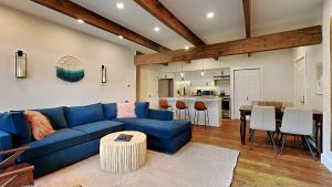 - un salon avec un canapé bleu et une table dans l'établissement Timberline Condominiums Two Bedroom Deluxe Unit D1D, à Snowmass Village
