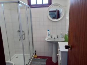 uma casa de banho com um chuveiro e um lavatório. em Lombas Studio em Porto Santo