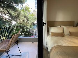 1 dormitorio con 1 cama y balcón con ventana en Lovely studio in Alto Palermo area 4 pax en Buenos Aires