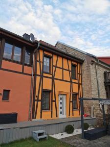 uma casa laranja e preta com em Altes Gut Berka em Sondershausen