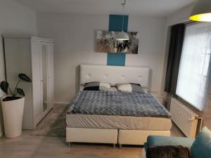 um quarto com uma cama grande num quarto em Altes Gut Berka em Sondershausen