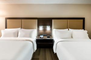 two beds sitting next to each other in a room at Holiday Inn Express Philadelphia NE-Bensalem, an IHG Hotel in Bensalem