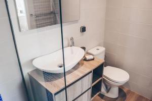 łazienka z umywalką i toaletą w obiekcie PARADISE VIEW 1 bed-room water front studio at Grand Case w mieście Grand Case