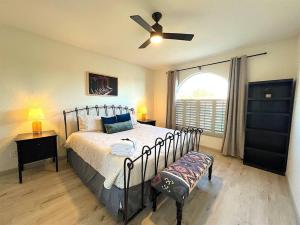 Giường trong phòng chung tại Lakefront Hacienda with Pool, Hot-tub, Tennis +20 ảnh
