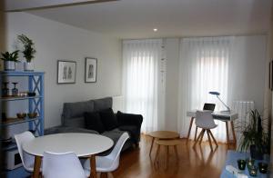 uma sala de estar com um sofá e uma mesa em San Jorge - Ruta Mudéjar em Zaragoza