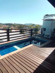Bassenget på eller i nærheten av Casa em Geribá ampla duas suítes com piscina e vista dentro de condominio