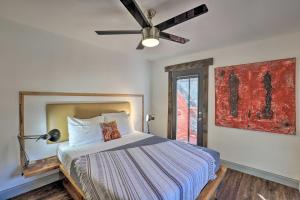 - une chambre avec un lit et un ventilateur de plafond dans l'établissement Burnsville Apt with River View - 10 Mi to Hiking!, à Burnsville