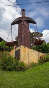 una torre del reloj con dos campanas encima en Casa de Arte Monte Sinaí en Medellín