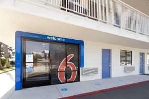 una señal de bienvenida en la puerta de un edificio en Motel 6-Arcadia, CA - Los Angeles - Pasadena Area, en Arcadia