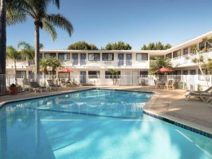 una gran piscina frente a un edificio en Motel 6-Goleta, CA - Santa Barbara, en Santa Bárbara