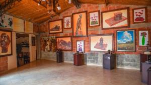 De lobby of receptie bij Casa de Arte Monte Sinaí
