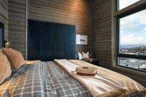 un dormitorio con una cama con un bolso en Top notch leilighet med panoramautsikt en Beitostøl