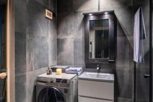 貝圖斯托的住宿－Top notch leilighet med panoramautsikt，一间带洗衣机和水槽的浴室