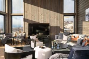 貝圖斯托的住宿－Top notch leilighet med panoramautsikt，带沙发和大电视的客厅