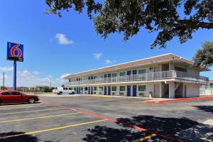 un edificio con un estacionamiento delante de él en Motel 6-Corpus Christi, TX - East - North Padre Island, en Corpus Christi