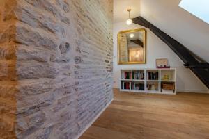 Habitación con pared de piedra y espejo. en Pasteur Numéro 5 en Dijon