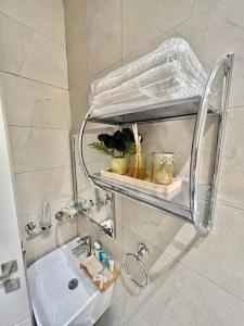 een witte badkamer met een wastafel en een douche bij Elite Apartment 1 in Riyad