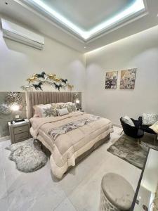 een slaapkamer met een bed, een bureau en een stoel bij Elite Apartment 1 in Riyad