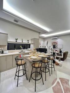 een keuken met een bar met krukken erin bij Elite Apartment 1 in Riyad