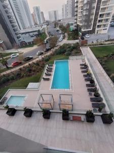 an overhead view of a swimming pool in a city at Hermosa vista al mar ,piscina, comodidad (1606B) in Concón